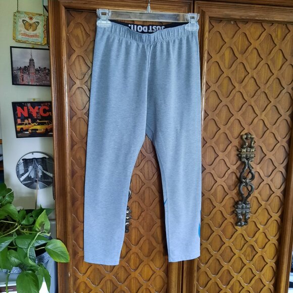NIKE Sportswear Leg-A-See Graphic Logo Crop Leggings Style# 652478-006 - Size S - Picture 2 of 16